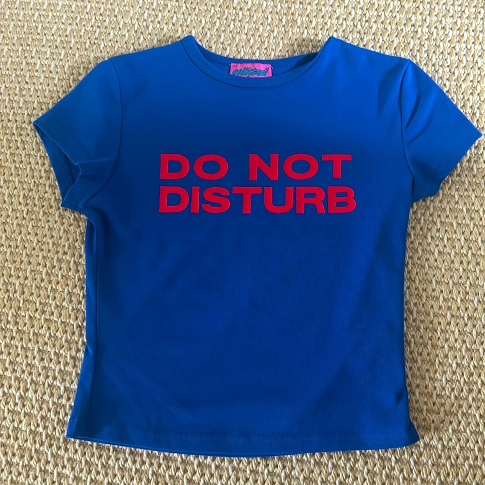 Blue and red DO NOT DISTURB Ediktee T-Shirt.